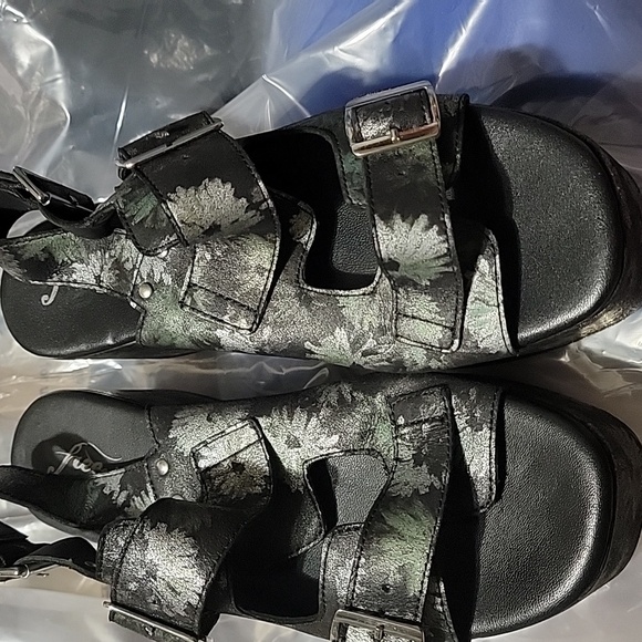 New Free People Follow Your Own Path Sandal in Daisy Print Leather Platform - Picture 3 of 9